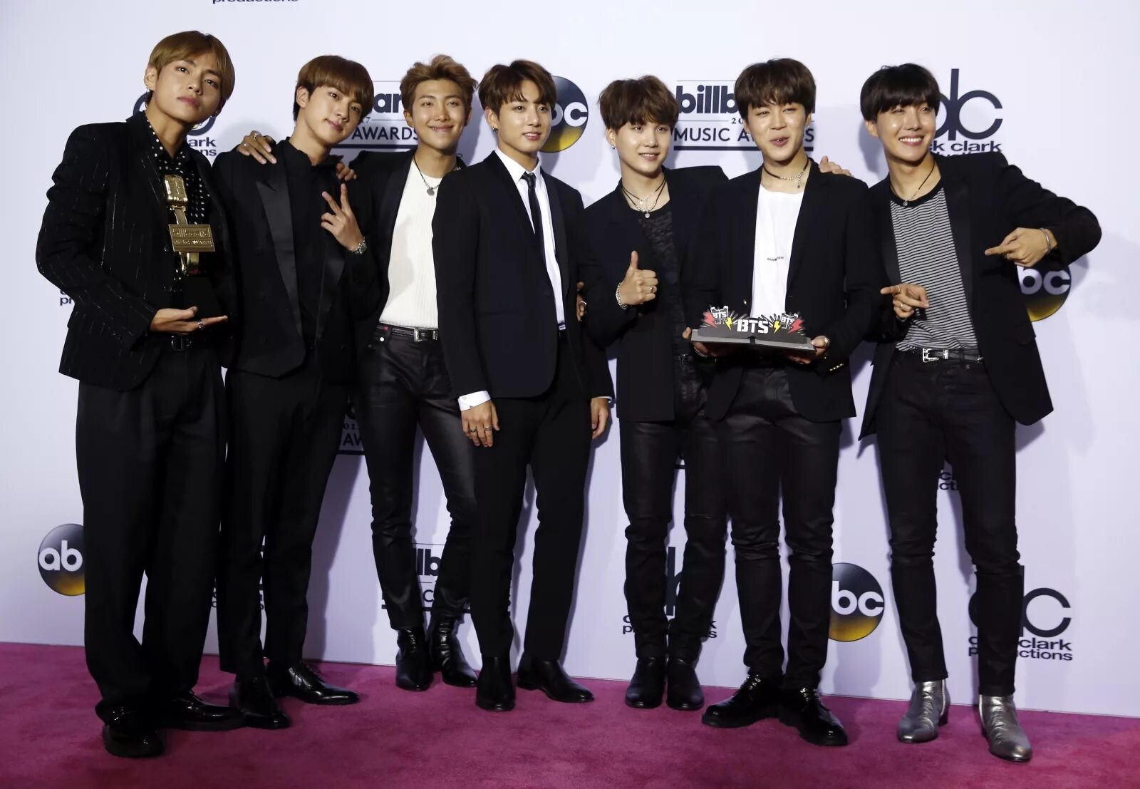 Кей поп группу bts. Группа бтс. группа бтс корея. bts 2017. корейский бойз бэнд бтс.
