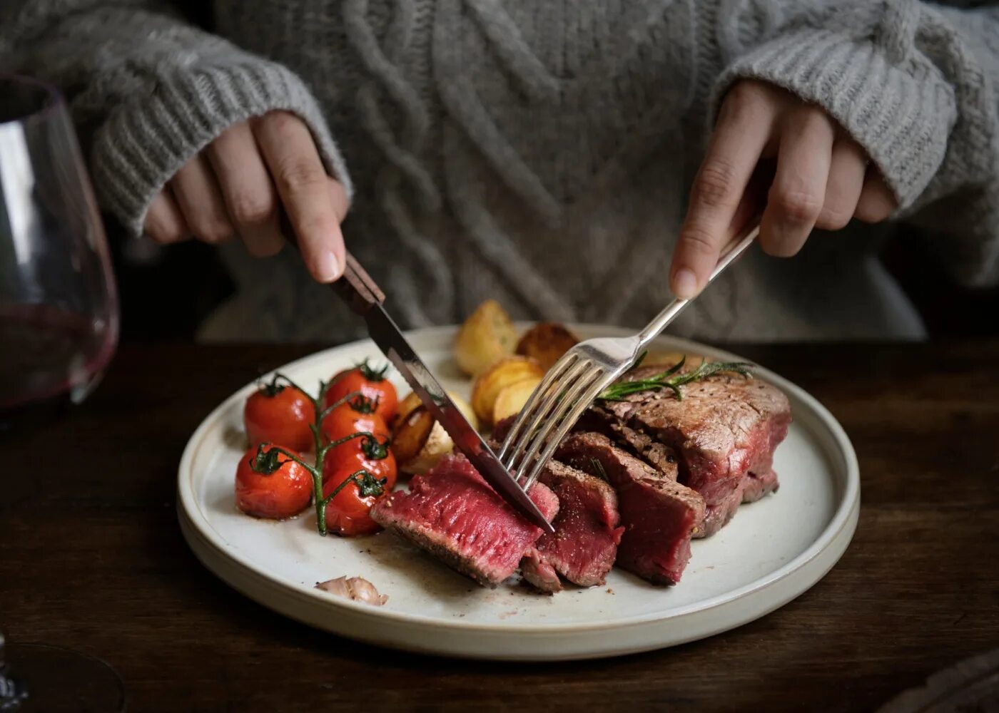 Стейк в ресторане. Человек ест стейк в ресторане. Мясо есть сайт