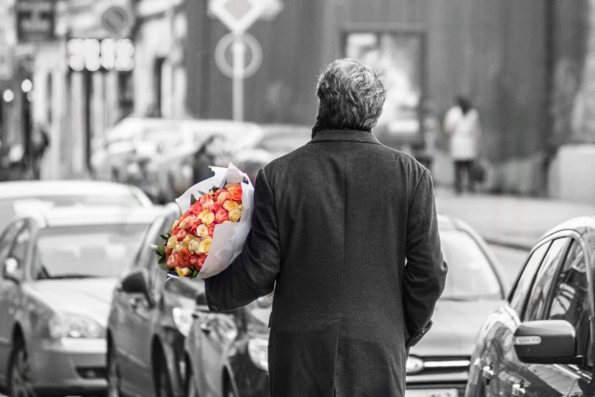 Букет цветов для мужчины. Парень с букетом цветов. Дарит цветы. Черно белые с цветными элементами. Дарить цветы и слова