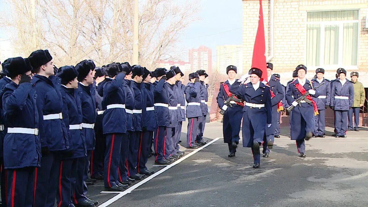 Парад кадетов волгоград. Волгоградский кадетский корпус следственного комитета. Ф. Ф. Кадетский корпус следственного комитета волгоград.
