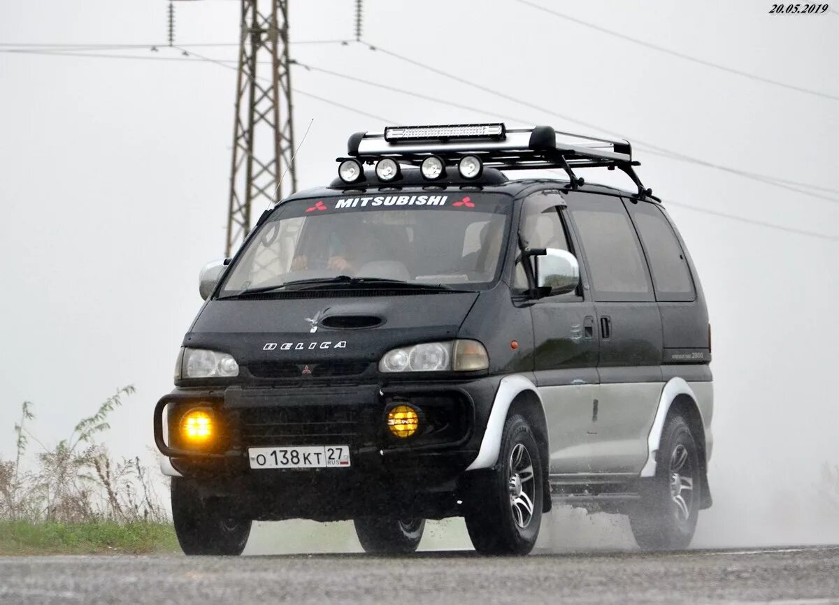 Купить делика хабаровск. Mitsubishi Delica Space Gear 2005. Mitsubishi Delica Space Gear. Мицубиси Делика Спейс. Митсубиси Делика 4х4.