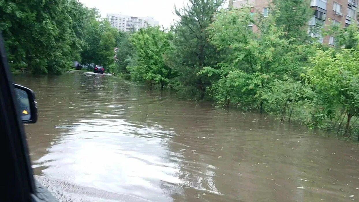 Ливень в Королеве Московская область. Наводнение в Королеве. Река после дождя. Подтопления в Подмосковье.