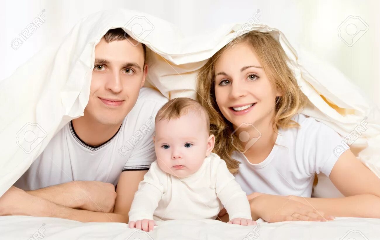 Брат мама одеяло. Семья под одеялом. Мама и ребенок в одеяле. Happy Family Baby Bed. Family in a Blanket.