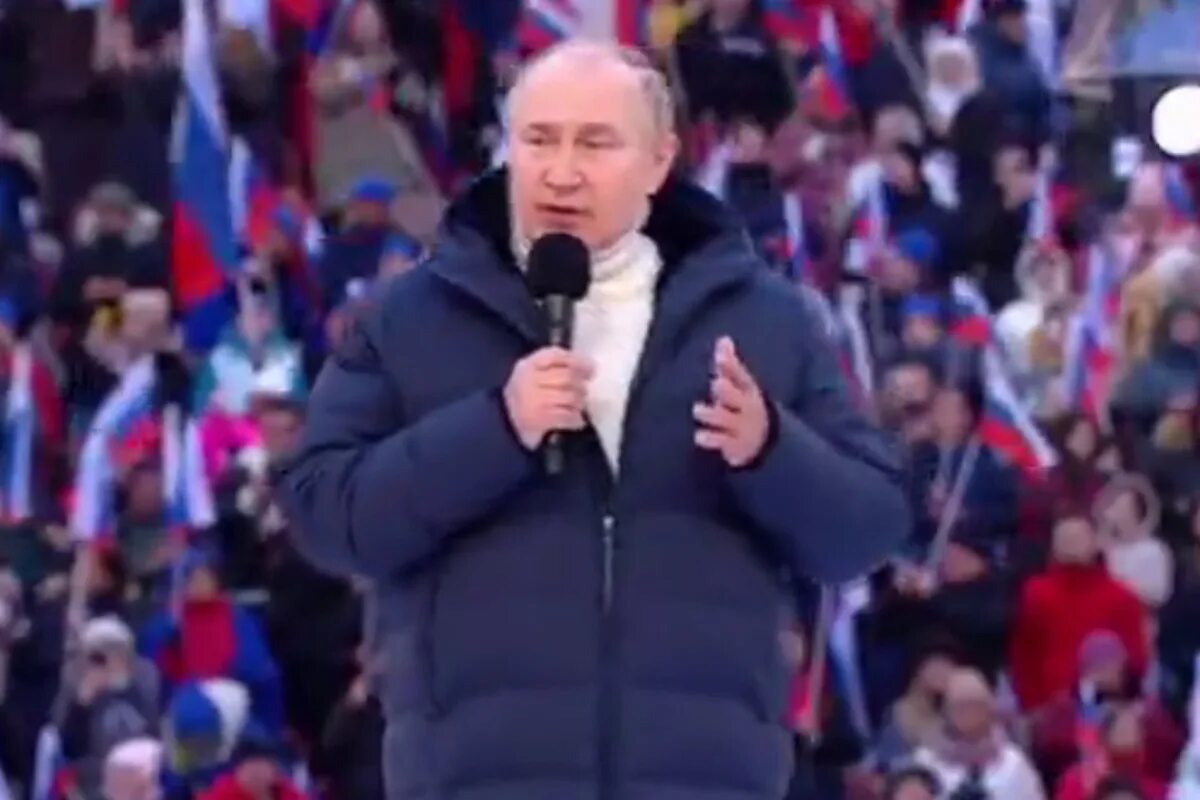 Митинг концерт в москве 2024. Куртка Путина в Лужниках 2022. Пуховик Путина в Лужниках.