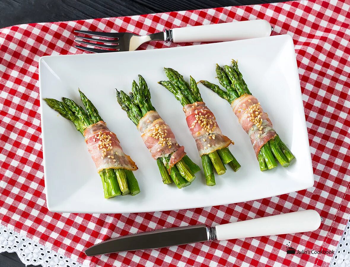 Красивые блюда из спаржи с беконом. Спаржа в беконе. Спаржа запеченная с сыром. Спаржа в беконе. Спаржа в беконе.