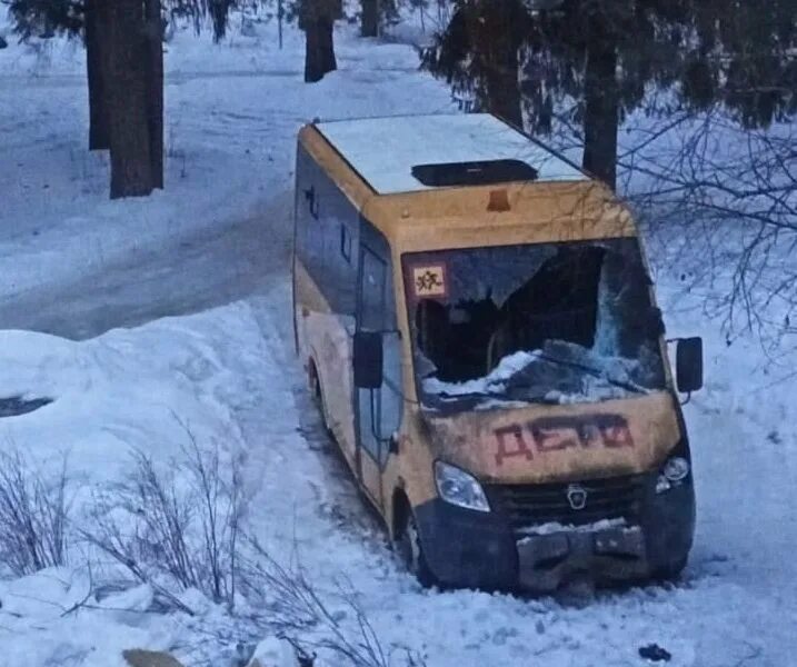 Сгорел школьный автобус. Сгоревший школьный автобус. автобус для детей. автобус газ. школьный автобус перевернулся.