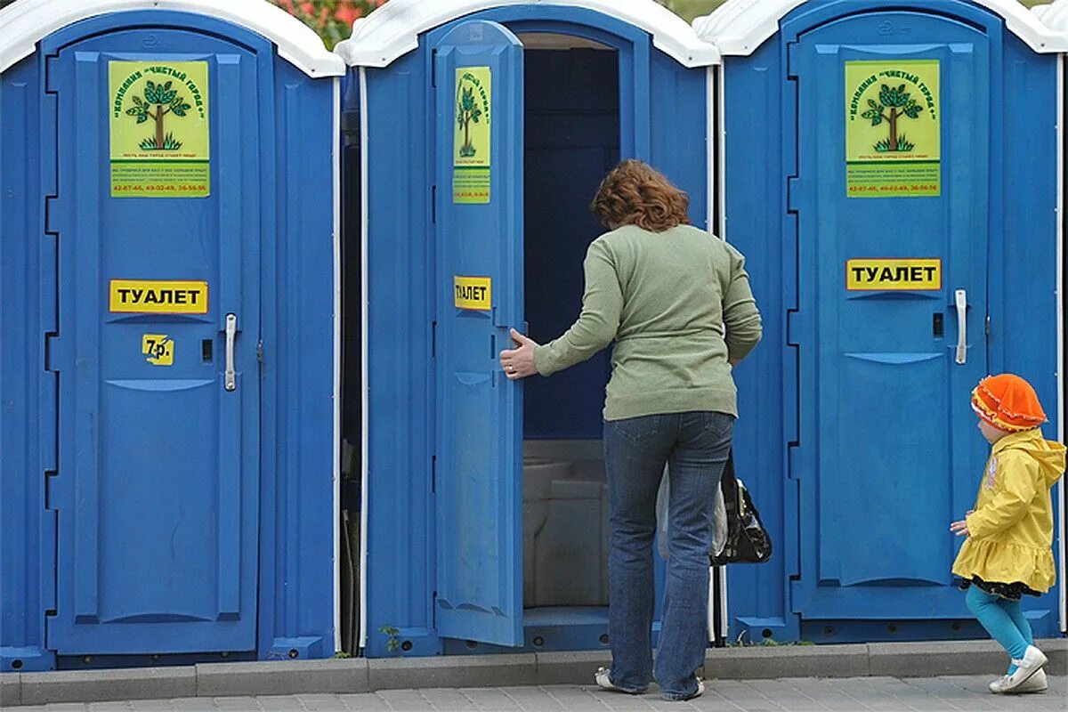 Туалеты должны быть оборудованы. Биотуалет на улице. Биотуалеты в парках. Туалетная кабинка. Биотуалет общественный.