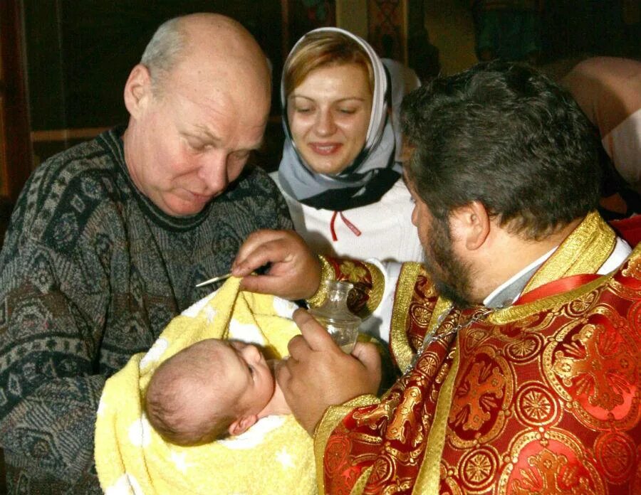 Почему нельзя быть крестными. Крестный детей Путина. Крестные дети Путина. Крестные ребенка муж и жена. Почему нельзя крестить ребёнка мужу и жене.
