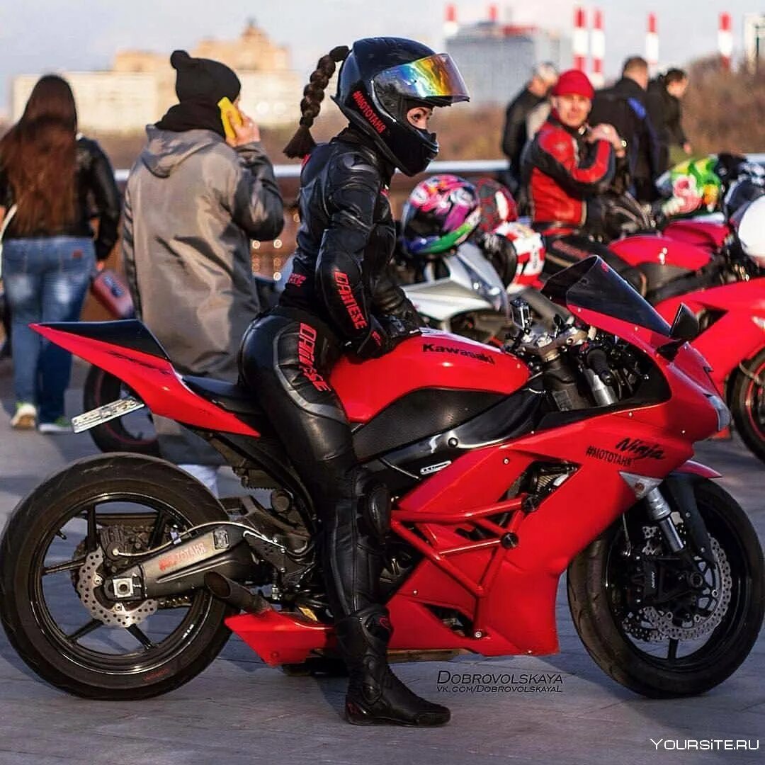 Дыбы на мотоцикле. Yamaha r1 2022. Yamaha yzf-r1. Мотоциклы. Мото таря.