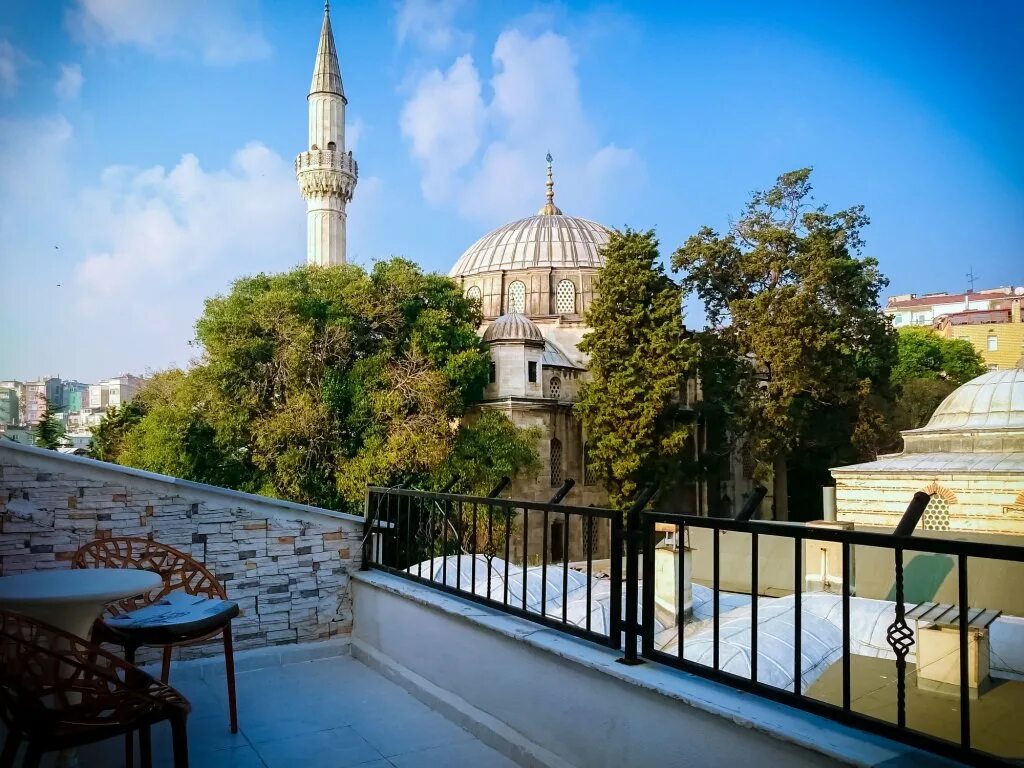 Фатих султанахмет. Aleph Istanbul Hotel 3. Sultanahmet Restaurant Стамбул Фатих. Скрытые Жемчужины Стамбула. Стамбул картина.