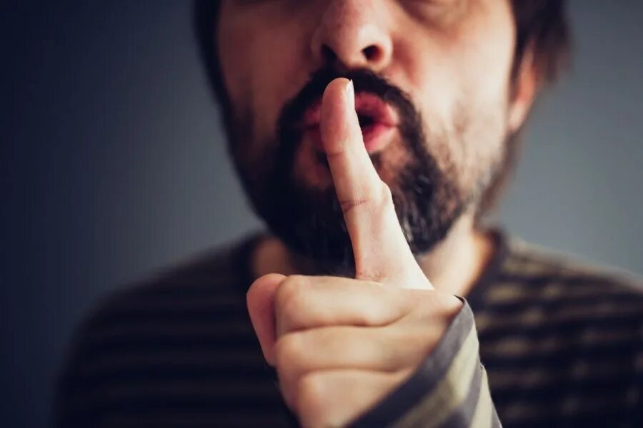 Палец у губ. Разговор двух мужчин. Человек тихо разговаривает. Человек с пальцем у рта. Тссс картинки.