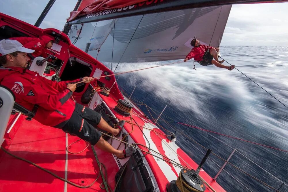 Отказался участвовать парусный спорт группа сверстников. Volvo Ocean Race яхты. Парусная регата Вольво. Кругосветная регата. Кругосветная гонка на яхтах.