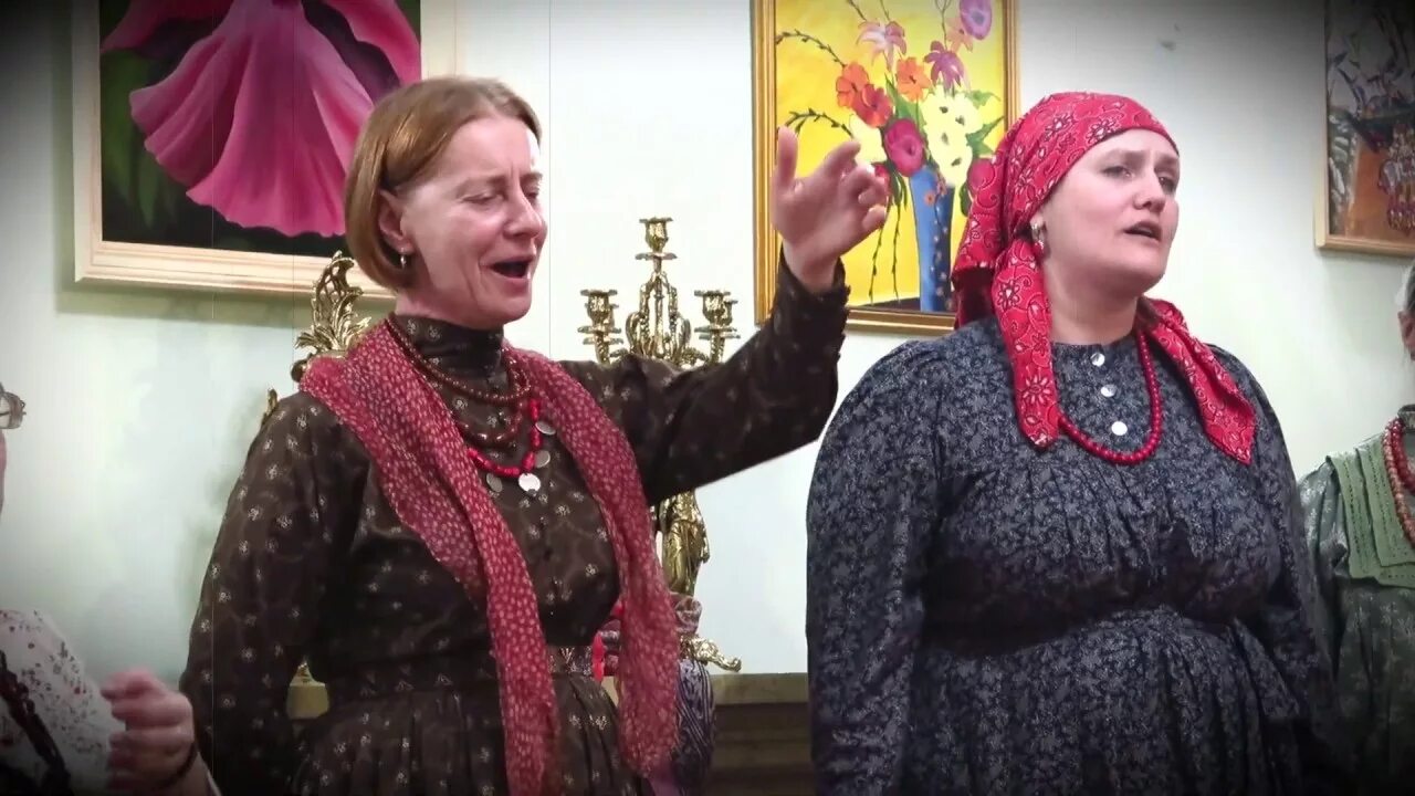 Вишневая шаль картина. Романс темно вишневая. Тёмно вишнёвая шаль ананасы. Шаль вишни. Платок сад дивных снов 16.