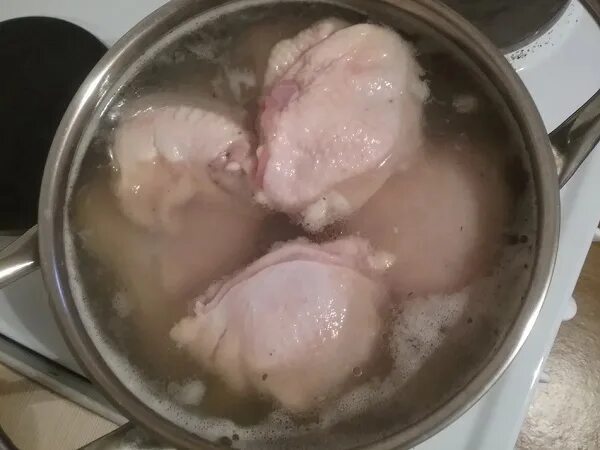 Сколько нужно варить бедро. Вареное куриное бедро. отварная куриное бедро. бедрышки куриные вареные. отварные бедра курицы.