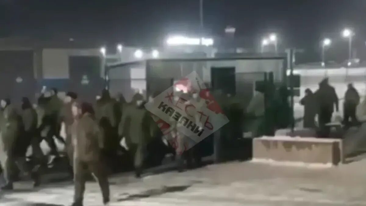 Железнодорожный велосипедиста сбили. Кпп военной базы. Мобилизованные устроили бунт. Сбил поезд человека в ялуторовск. Танковое противостояние у кпп «чарли».