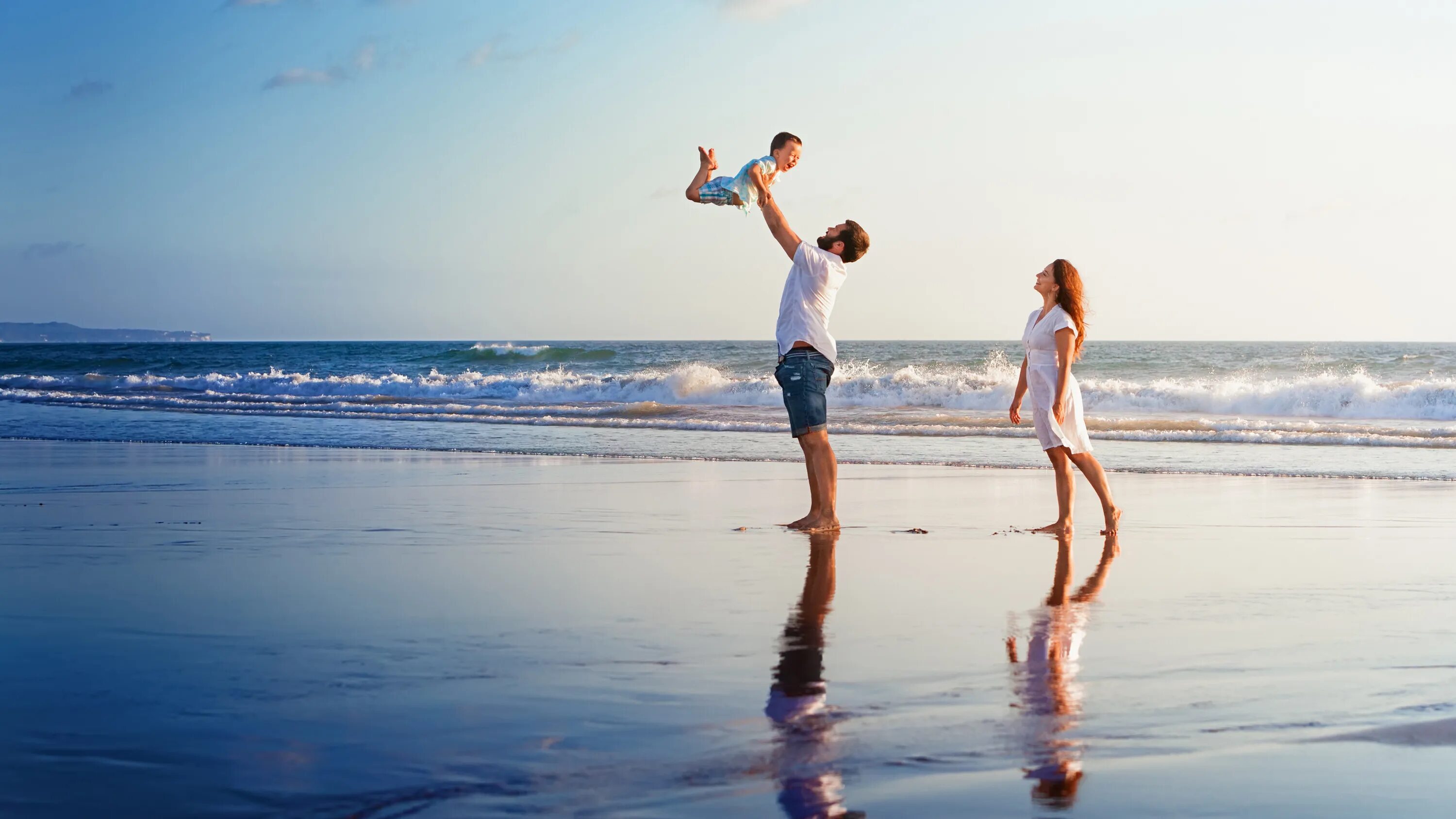 Незабываемое море. Счастливая семья на аляде. Семья на море. Счастливая семья на море. Семья на побережье океана.