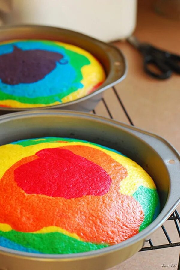 Что делают цветные. Торт разноцветный. Торт Радужный. Разноцветные бисквиты для торта. Тесто цветное торт.