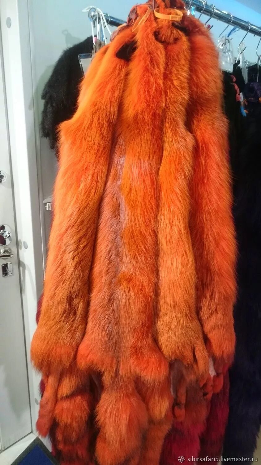 Хвост черной лисы. Крашеные шубы из енота яркие. Крашеная лиса мех. Крашеная лиса. Крашеная лиса.