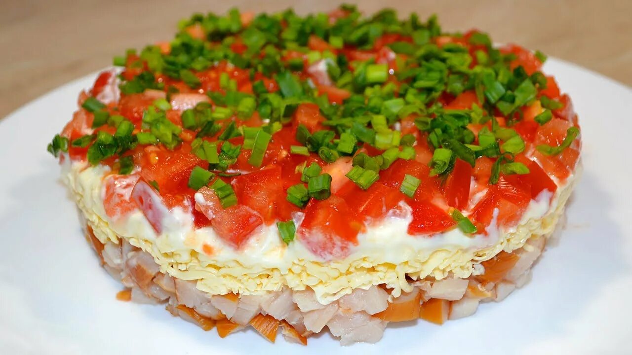 Салат курица сыр яйцо помидор чеснок. Салат с копченой курицей и помидорами. салат слоёный с помидорами. салат с копченой курицей слоями. слоёный салат с копчёной курицей.