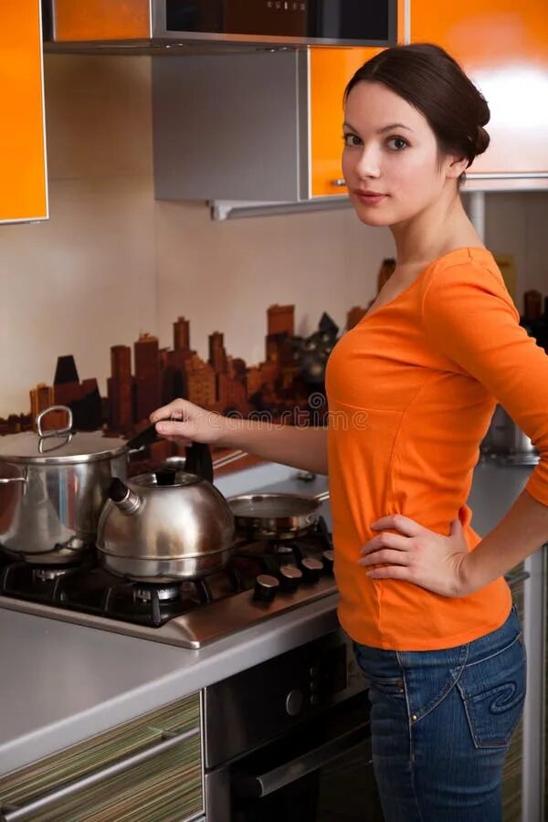 Фотосессия с чайником на кухне. Девушка с чайником. Женщина у плиты. Девушка на кухне у плиты.