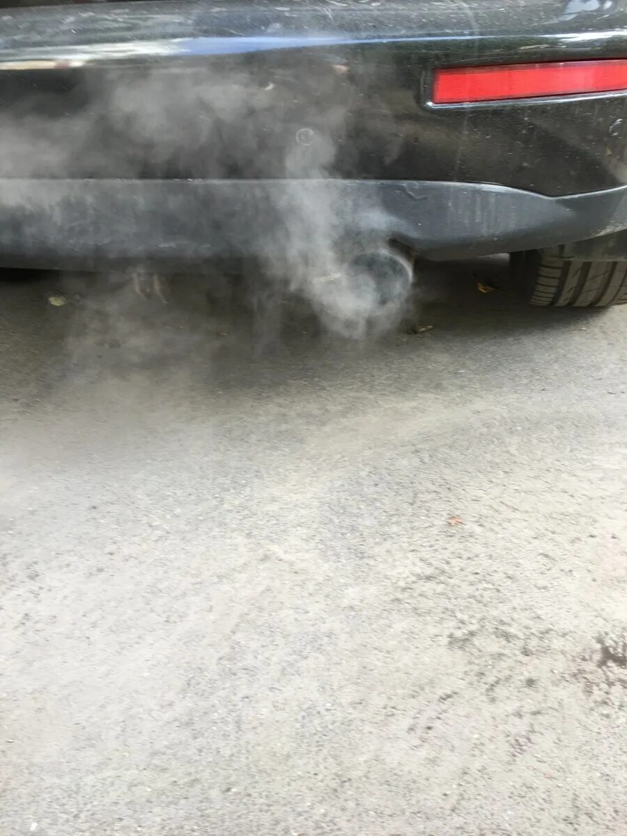 Белый дым из выхлопной трубы ваз. Белый дым из выхлопной трубы ваз. Синий дым из выхлопной трубы. Ваз 2106 сизый дым из выхлопной трубы. Синий дым из выхлопной трубы.