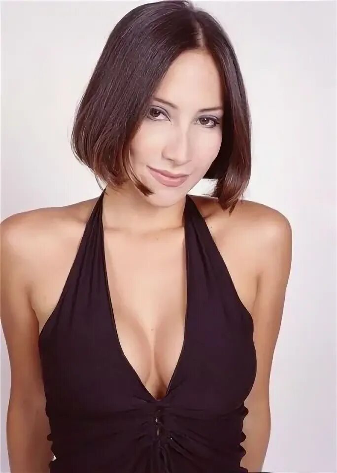 Eliana lopez 2022. Девушка с оружием. Tunde актриса. Элиан таяр актриса. Eliana dante.