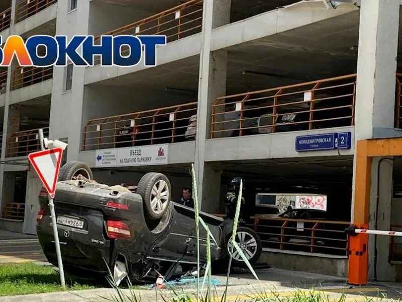 Стена парковки. Многоуровневый паркинг. Машина пробила стену парковки. Стена парковки. Парковка на крыше горбушки.