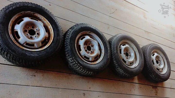 Зимняя резина 13 радиус шипованная. Пневмоколесо ваз r13. Колеса момо р13. Авито колеса р13 зима. Авито колеса р13 зима.