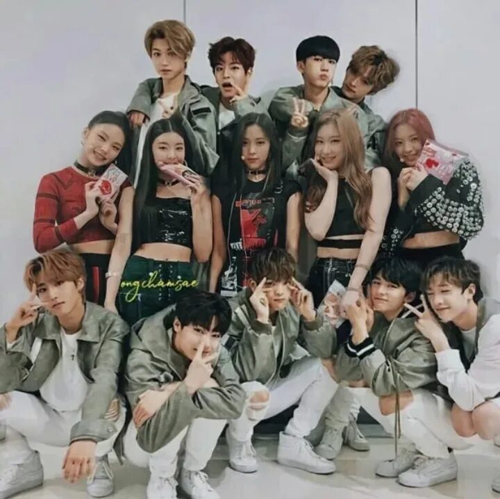 Stray Kids and Itzy. БТС И Итзи. Кпоп группы JYP. Twice группа Stray Kids.