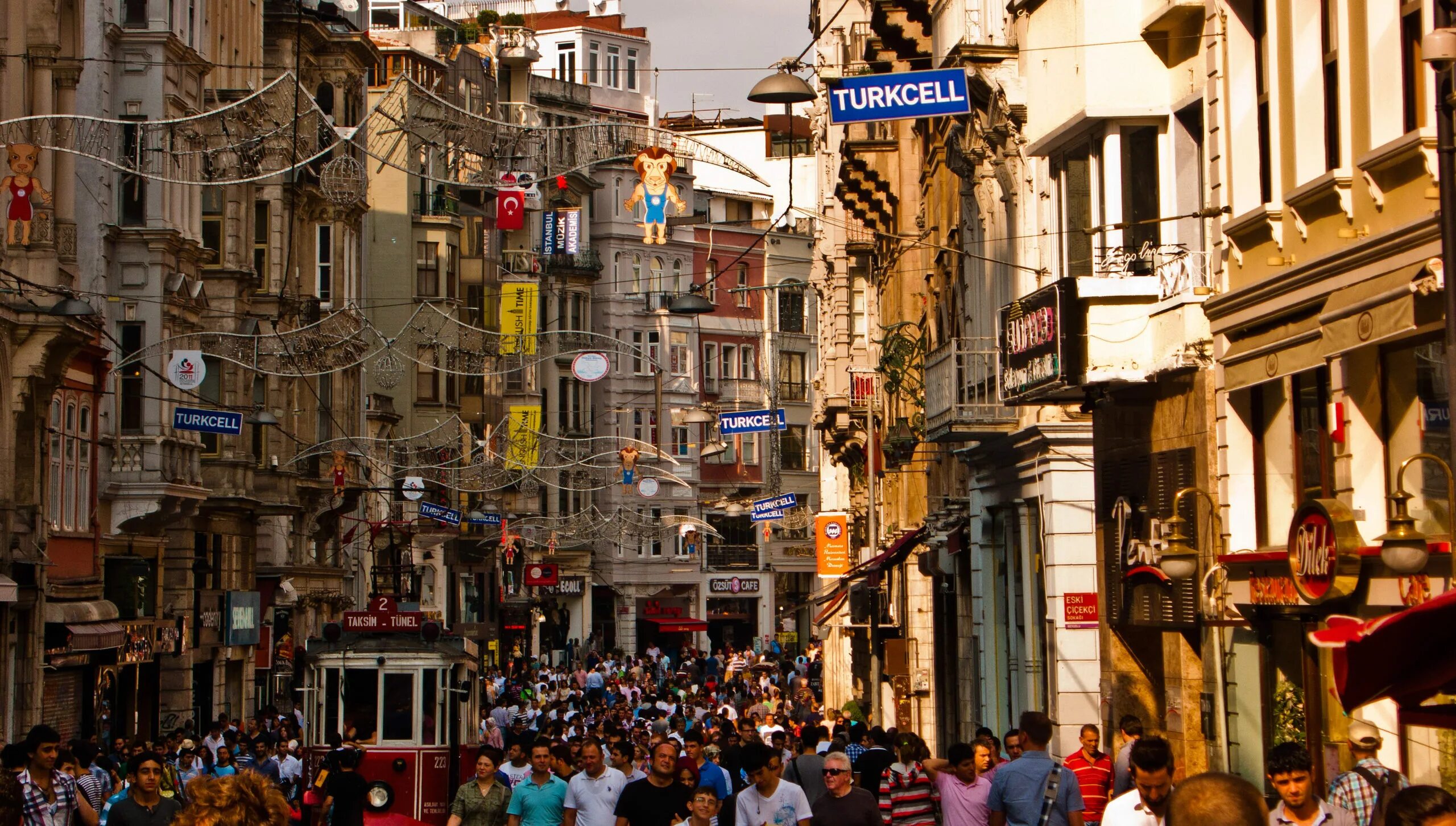 Улица Истикляль, Стамбул, Турция. Турция улица Истикляль. Улица в Стамбуле Стекляль. Пешеходная улица Стамбула Истикляль.