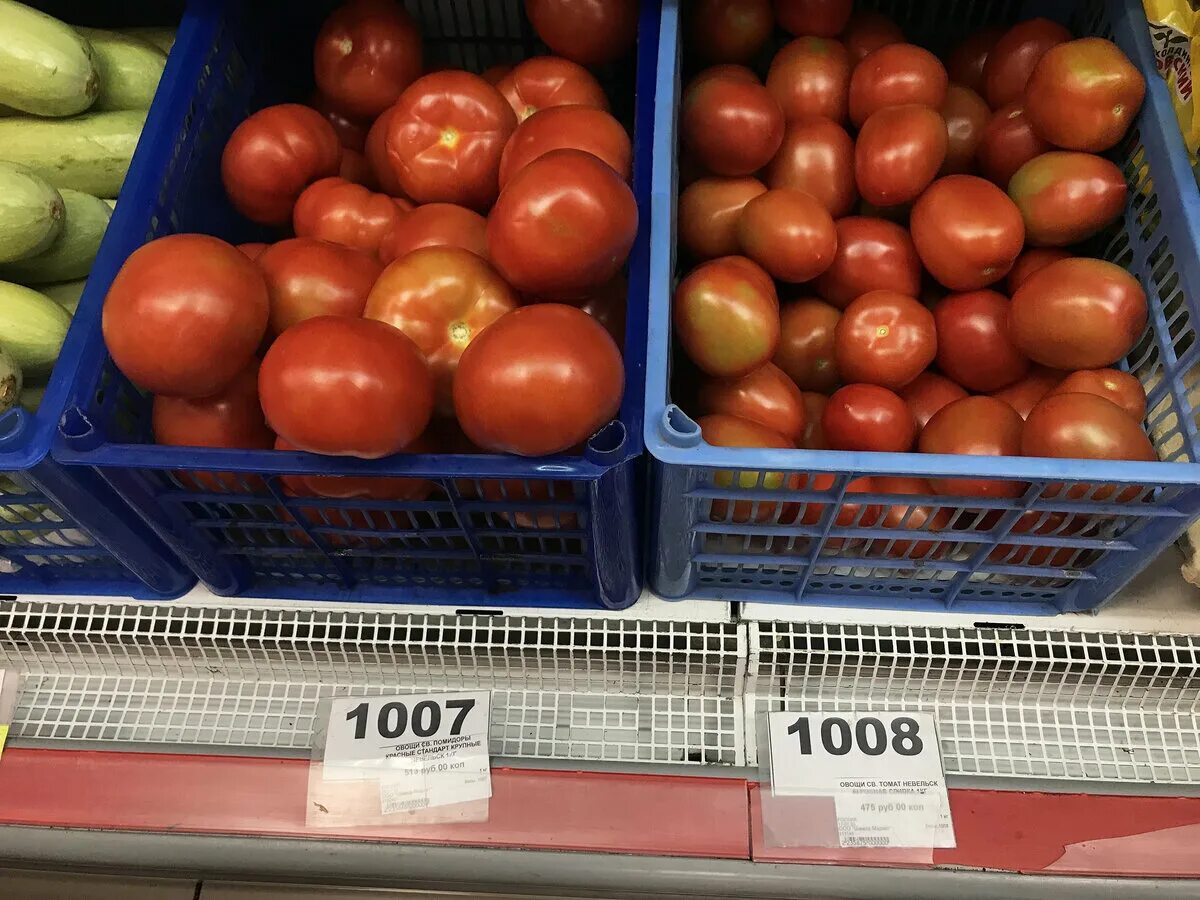 Сколько стоит помидоры в магазинах. Овощи и фрукты на Камчатке. Продукты на Камчатке. Огурцы и помидоры на прилавке. Сколько стоят помидоры на Камчатке.