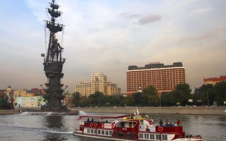 Памятник Петру I на Москва реке у Крымской набережная, Москва, 19.06.15 г. - Рос