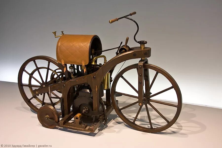 Первый автомобиль на бензине. Benz Motorwagen 1886 двигатель. Первая машина. Первый автомобиль с двигателем внутреннего сгорания. Первый автомобиль с ДВС.