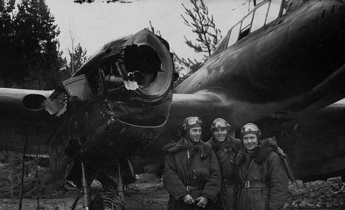 1 октября 1942 года. Самолет пе-2 экипаж. Экипаж бомбардировщика пе-2. Пе 2 стрелок радист. Пилот бомбардировщика пе2.