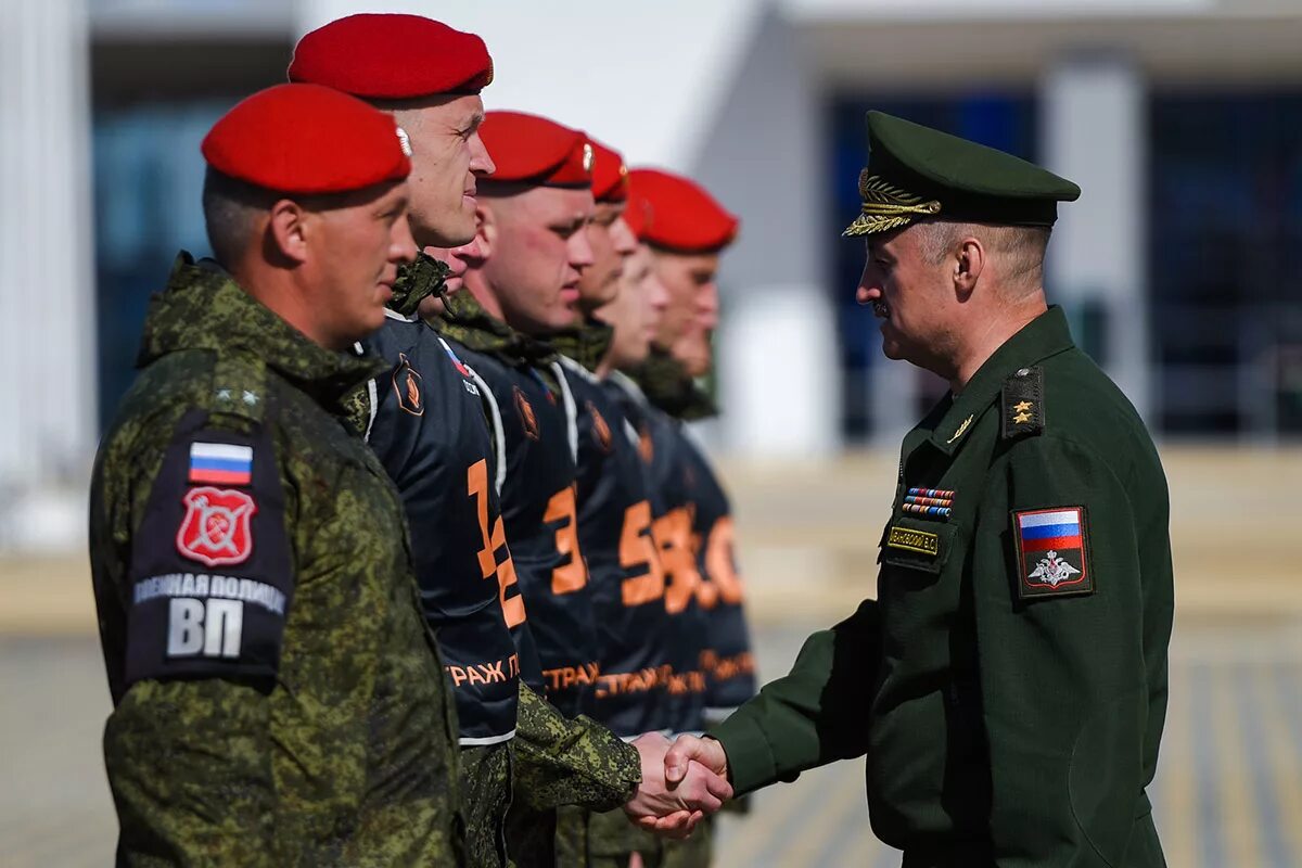 Военная полиция Вооружённых сил Российской Федерации. Военная полиция Вооруженных сил Российской Федерации. Военная полиция Минобороны РФ. Форма военной полиции армии РФ. Полиции остановите военные