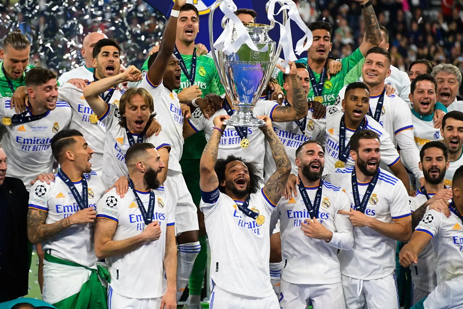 Реал лига уефа. Реал Мадрид победа в Лиге чемпионов 2022. Реал Мадрид чемпион Лиги чемпионов. Реал Мадрид с Кубком Лиги чемпионов 2022. Реал Ливерпуль финал ЛЧ 2022.