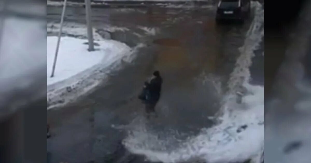 Снежный спас. Снег сугробы. ребенок в сугробе. снежный снежок. дети в снегу.