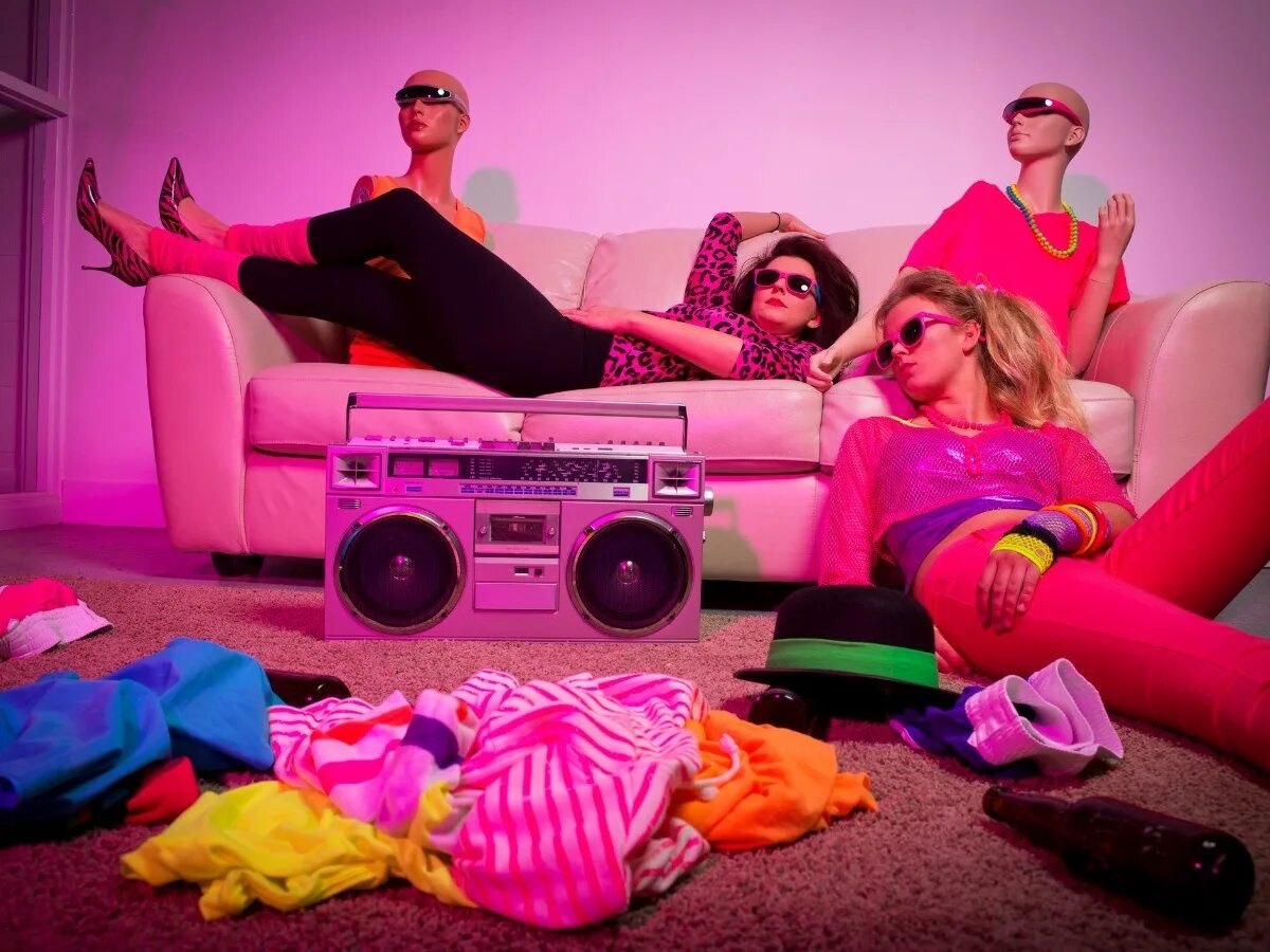 Человек с магнитолой. 80е 90е слушать. Одежда в стиле диско 90-х. Хиты 90-х. Хиты 90-х.