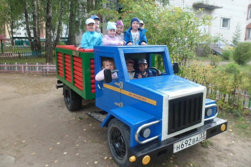 Постройте грузовик. Машинка в садик. Машинка в детский сад на площадку. Грузовик из дерева для детского сада. Грузовик на площадку в детский сад.