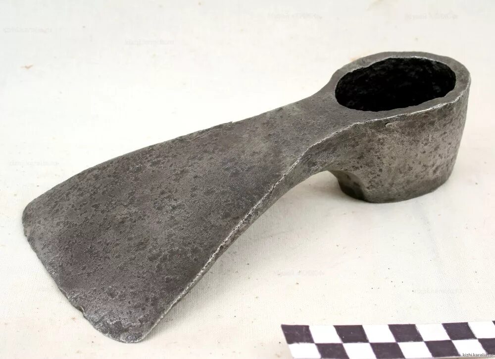 Старинная родственница мотыги. Тяпка старинная. Старинная родственница мотыги. Тяпка старинная. Кирка-мотыга (кайло) 2,5кг 580*65мм с черенком.
