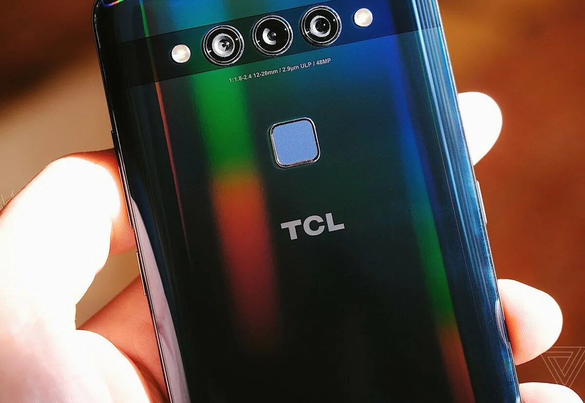 Tcl качество. Смартфон с горизонтальной камерой. тсл смартфоны. двенадцатикамерный смартфон. tcl plex.