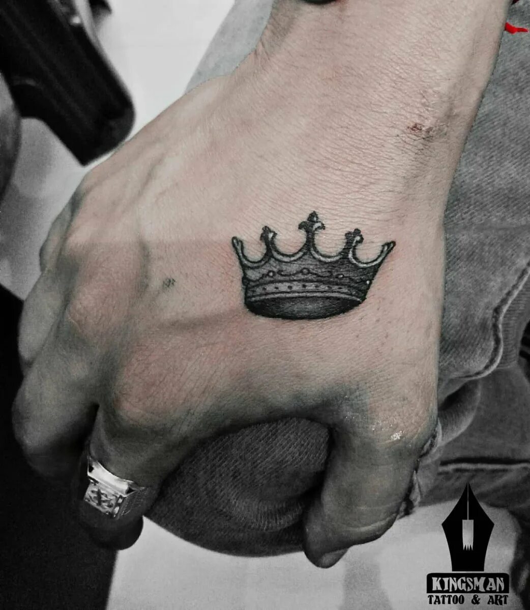 Корона тату мужчин. Тату корона на руке. Тату корона мужская. Тату корона для мужчин. Тату на запястье для мужчин корона.