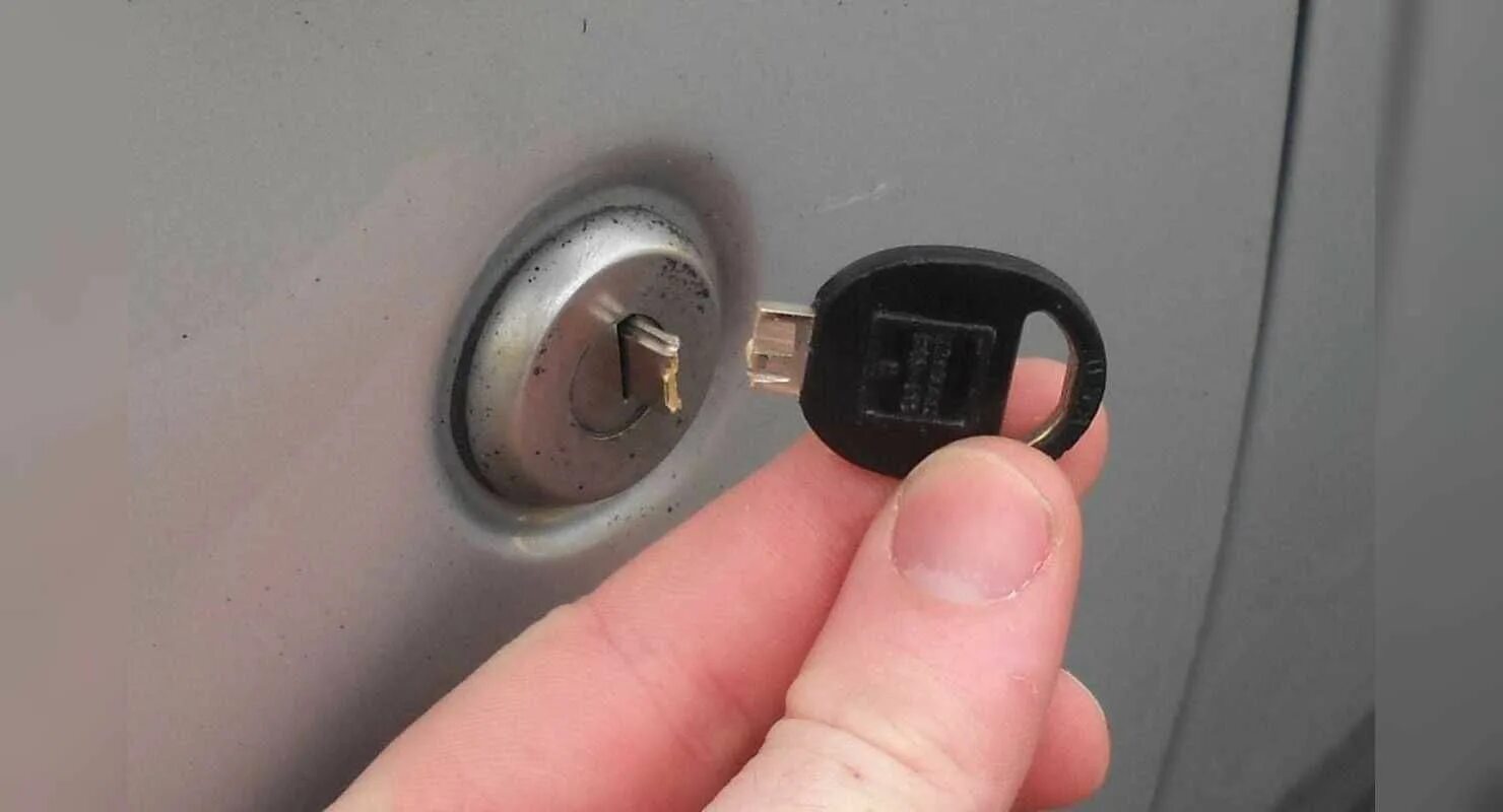 Сломанный личина замка. Сломанный ключ в дверном замке. Вытащить ключ из замка. Извлечь личинку из замка. Вытащить сломанный ключ.