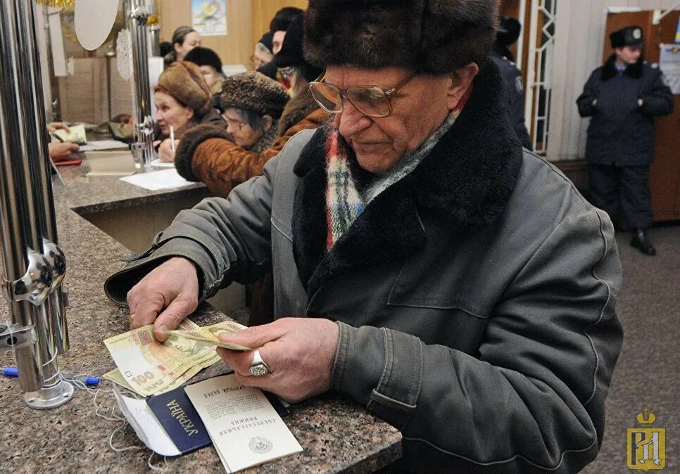 Новости про пенсионеров. Пенсионер с деньгами. Дедушка получает пенсию. Пенсия в Украине. Пенсионеры Украины.