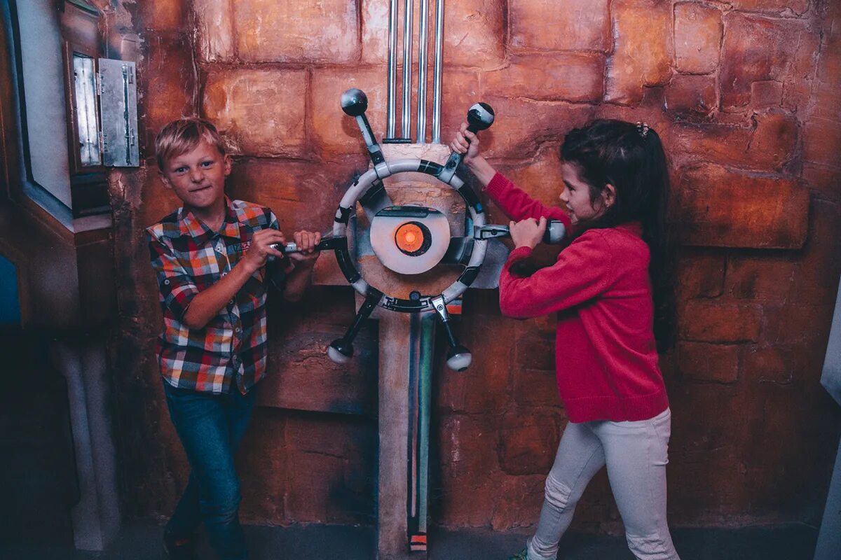 Санкт петербург соляной переулок 8 ilocked. Ilocked, санкт-петербург. Квест алиса в зазеркалье. Сокровища форта боярд квест. Гарри поттер актеры.