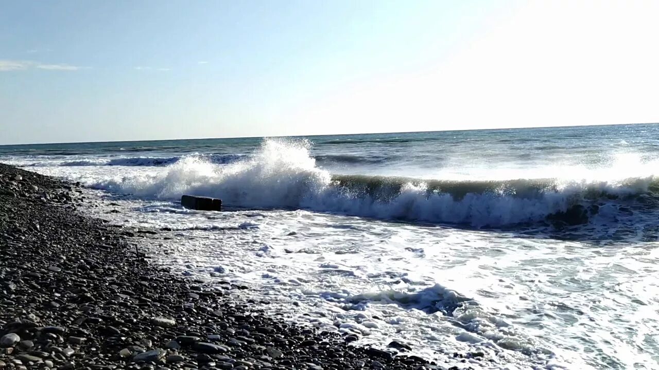 Лазаревское есть ли мазут в море. Лазаревское море чёрное море. берег черного моря лазаревское. черное море пляж лазаревское. сочи лазаревское море.