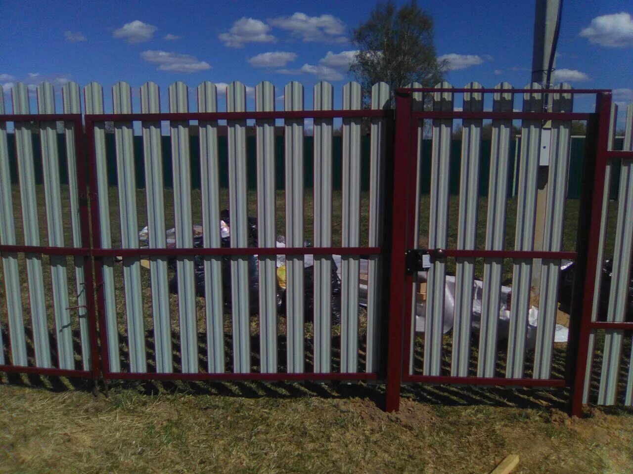 Забор из евра штокетника. Забор из евроштакетника 20 метров с воротами. Забор из евроштакетника 20 метров. Забор из евроштакетника 7054.