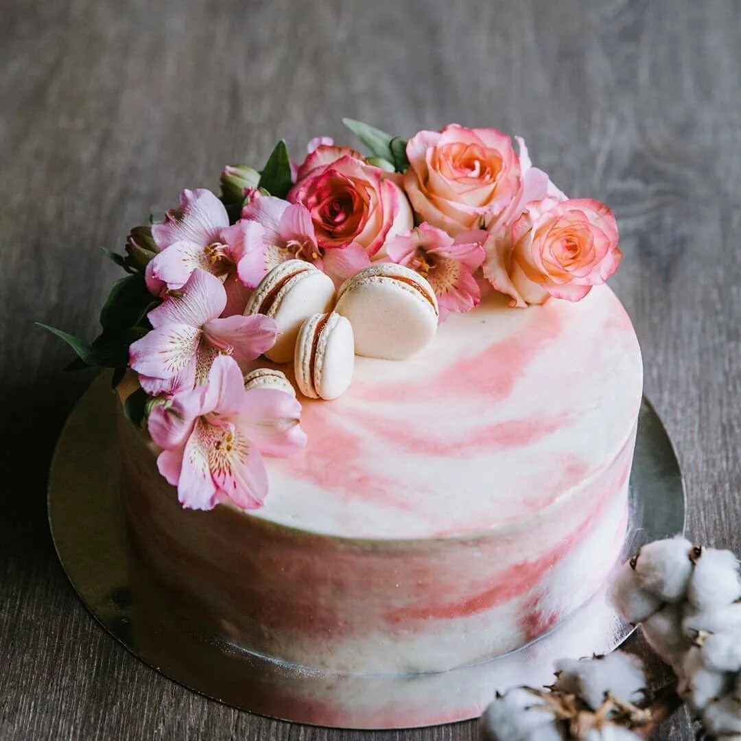 Торт с цветами. Красивый нежный торт. Торт для женщины. Нежный торт с цветами. Торт на юбилей женщине мастика