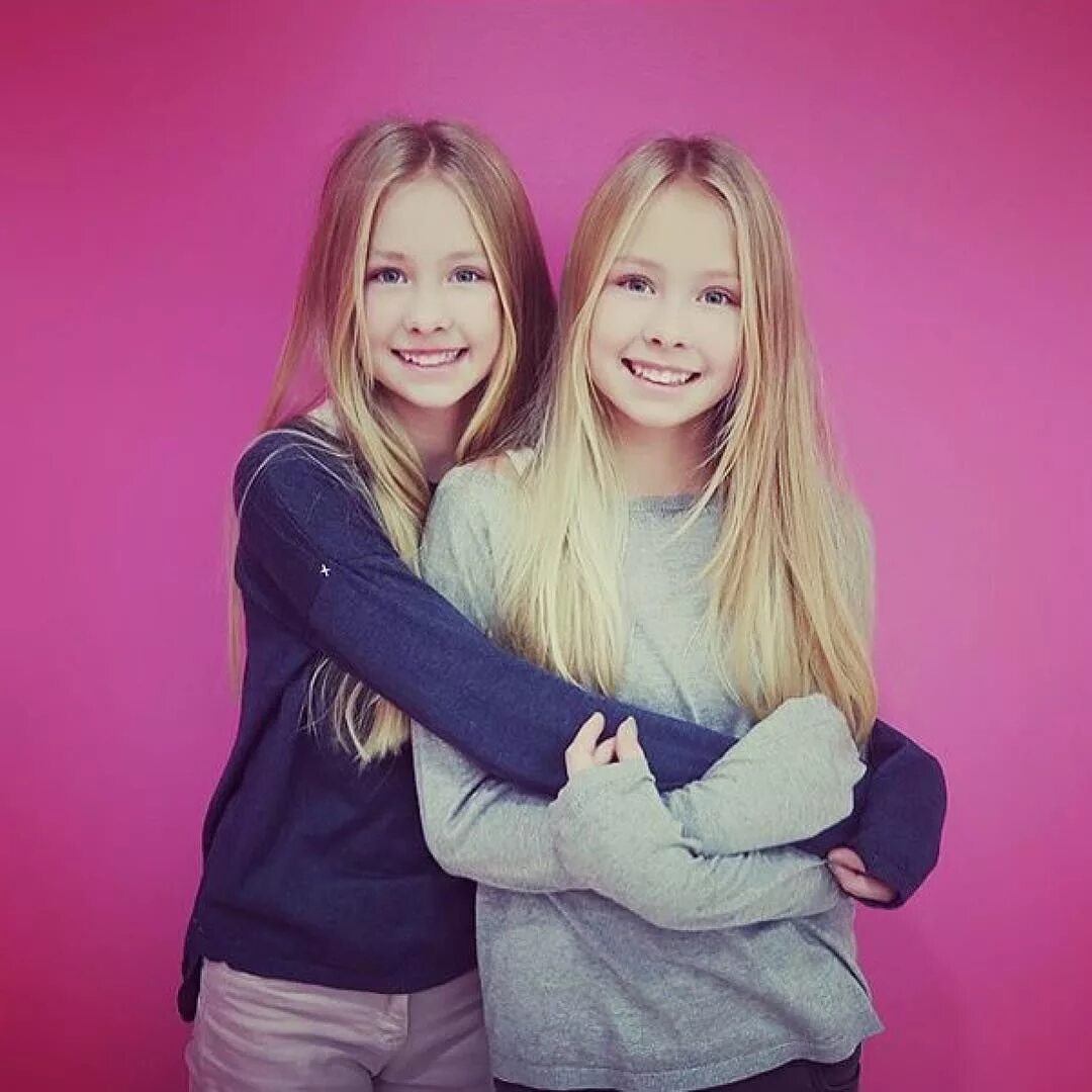 Iza elle близняшки. Близняшки девочки со светлыми волосами. Близняшки 16. Сестры макка и мадина. Olsen twins.