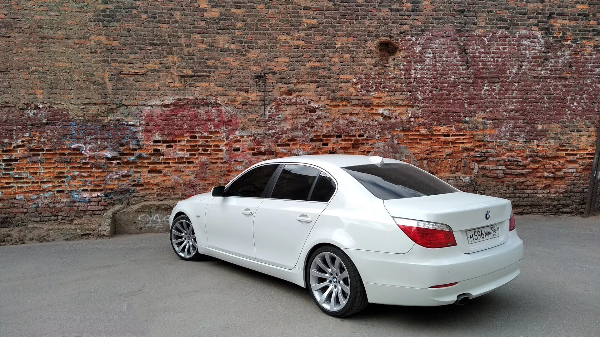 Открыть е60. BMW 5 e60 белая. БМВ м5 е60 белая. BMW e60 2008 белая. BMW e60 White r19.